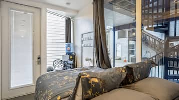 1 habitación, cortinas blackout y tabla de planchar con plancha