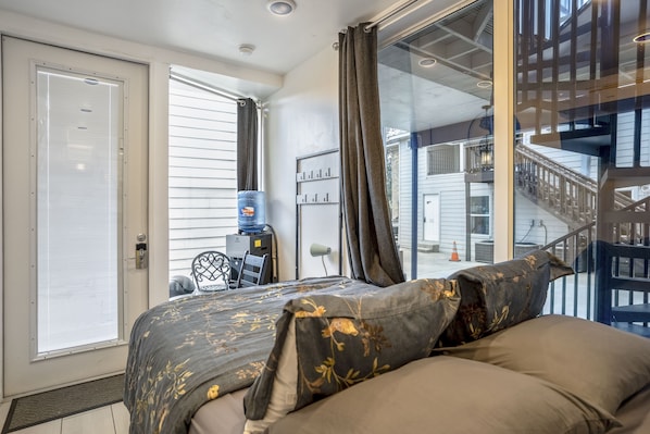 1 bedroom, blackout curtains, iron/ironing board, free WiFi - East Downtown Micro-luxe Container Living Pod #8 (Houston)