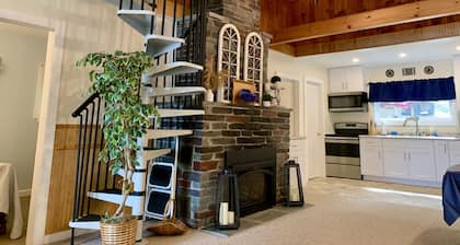 Private lake-front cabin with walk-in access to water, next to state park.