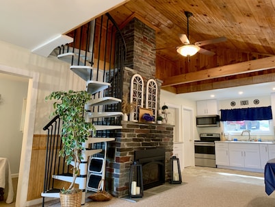 Private lake-front cabin with walk-in access to water, next to state park.