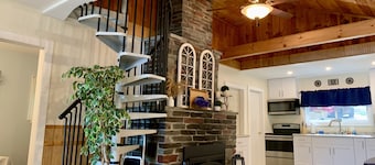 Private lake-front cabin with walk-in access to water, next to state park.