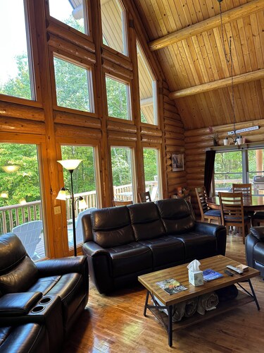 Abundant Light with Hot Tub, King Bed, and Wood stove-18 Minutes to Sunday River