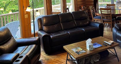 Abundant Light with Hot Tub, King Bed, and Wood stove-18 Minutes to Sunday River