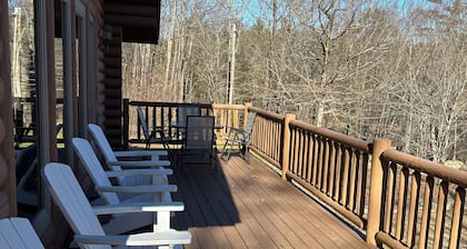 Abundant Light with Hot Tub, King Bed, and Wood stove-18 Minutes to Sunday River
