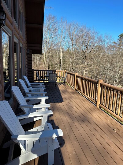 Abundant Light with Hot Tub, King Bed, and Wood stove-18 Minutes to Sunday River
