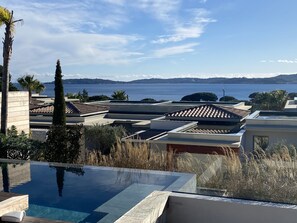 Utendørsbasseng og et oppvarmet basseng