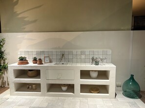 Badekar, hårføner, håndklær og toalettpapir