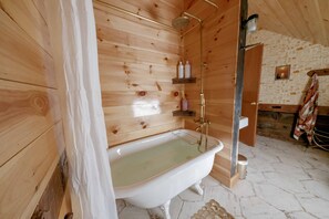 Een bad/douchecombinatie, een haardroger, een bidet, handdoeken