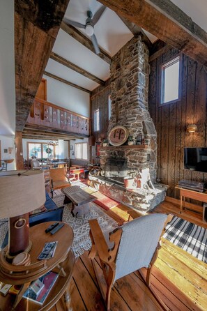 Smart-TV, peis, DVD-spiller og fotballspill