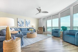 Téléviseur connecté, lecteur de DVD, table de ping-pong, livres