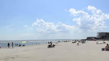 Beach nearby, sun-loungers, beach towels