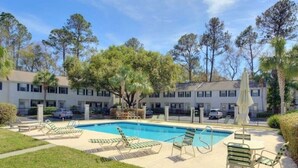 Un hôtel doté d’une piscine, d’un espace extérieur aménagé et d’une pelouse bien entretenue.