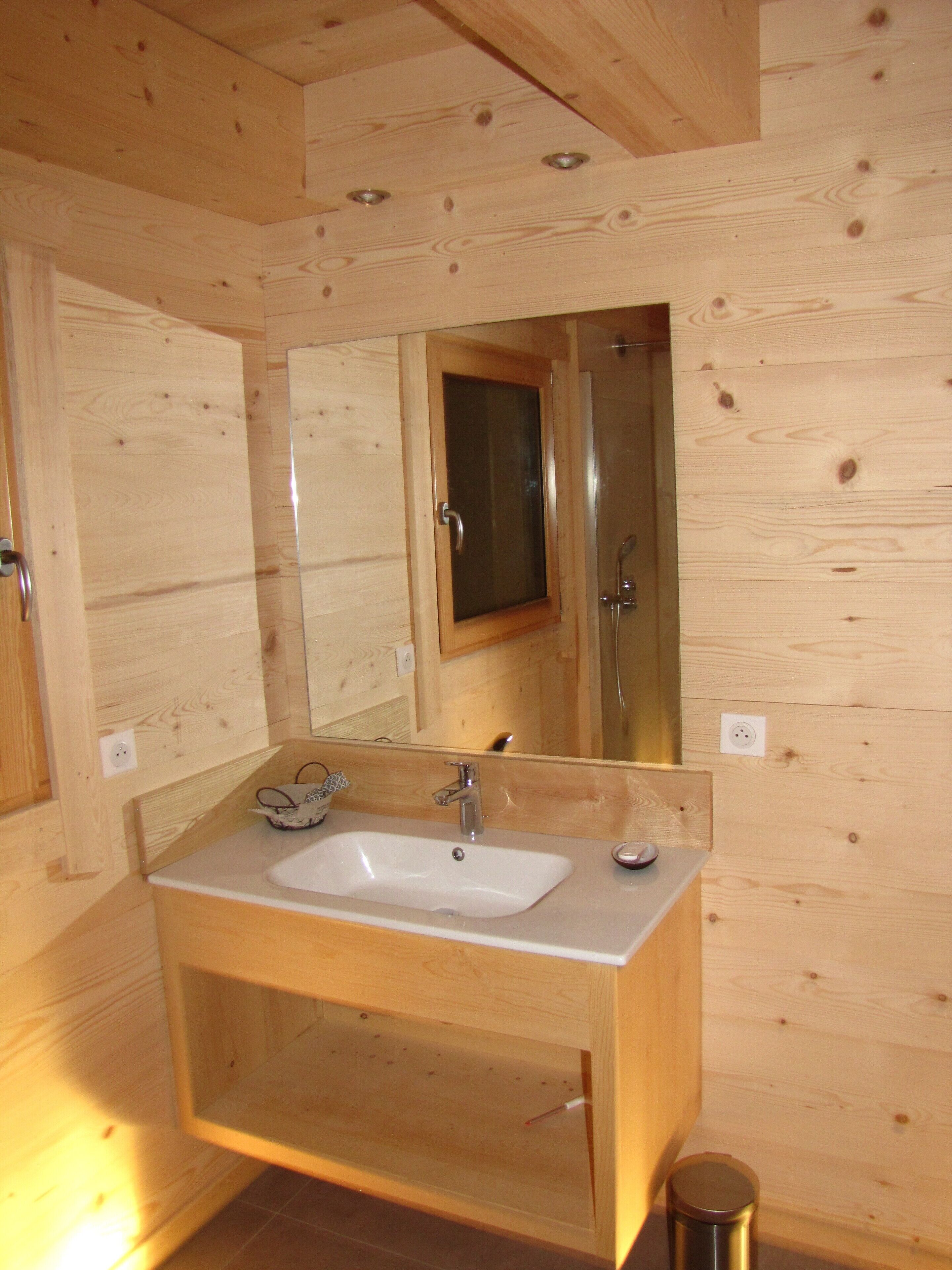Douche, sèche-cheveux, serviettes fournies, papier toilette