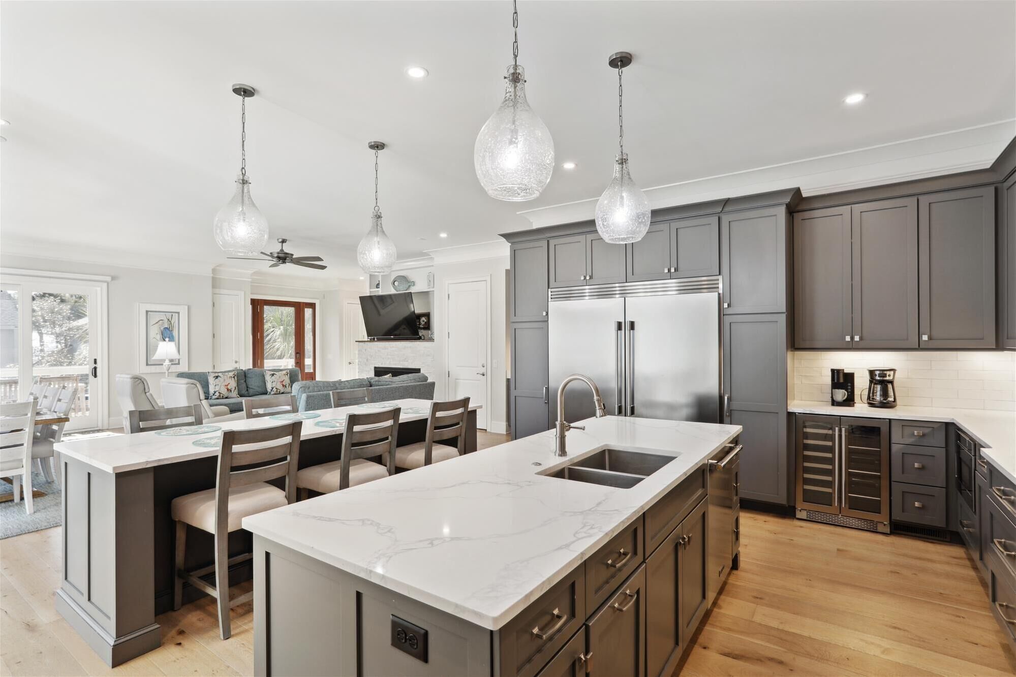 Jääkaappi, mikroaaltouuni, uuni, astianpesukone