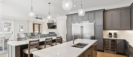 Réfrigérateur, micro-ondes, four, lave-vaisselle