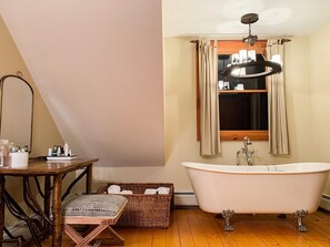 Ensemble douche/baignoire, sèche-cheveux, serviettes fournies, savon
