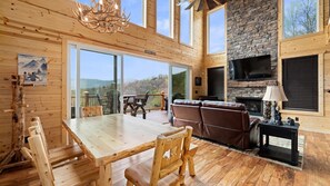 Smart TV, chimenea, videojuegos y futbolito