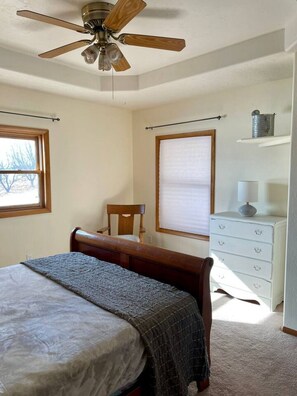3 bedrooms, desk, iron/ironing board, travel cot - Casa Luna, Gather at our ranch! (Durango)