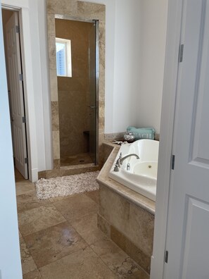 Ensemble douche/baignoire, sèche-cheveux, serviettes fournies, savon