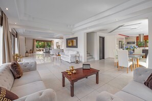 Smart TV, fireplace, ping pong