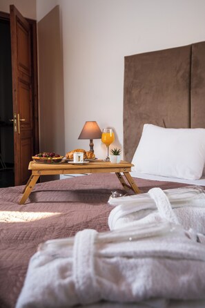 9 bedrooms, in-room safe, iron/ironing board, free WiFi