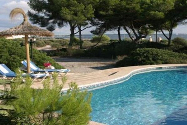 Una piscina al aire libre