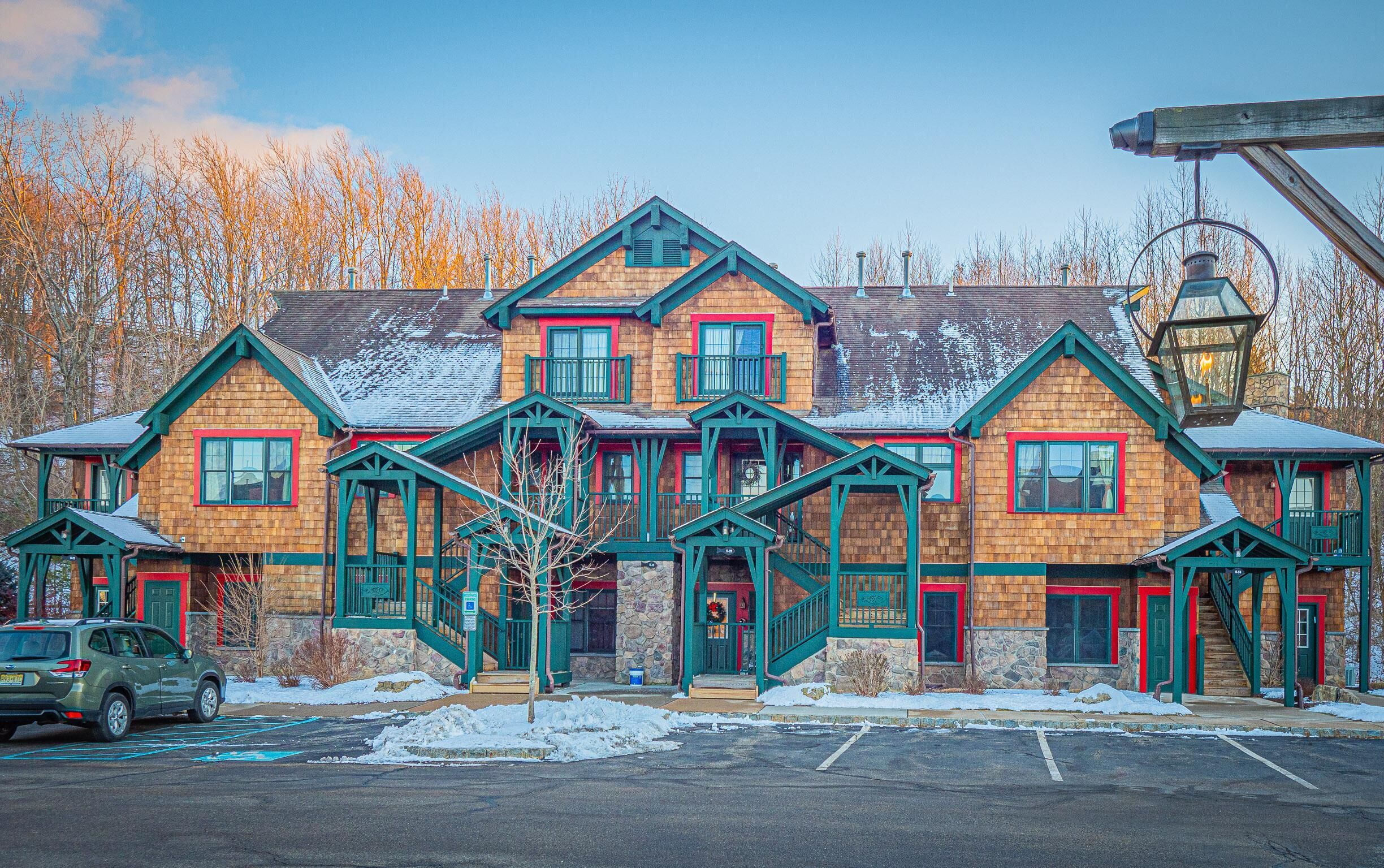 Resort | Fireplace | Free Wifi | Pool | Hot Tub |  2nd Floor | 08-24