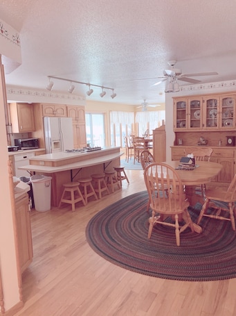 お食事. 6 Bedroom Home in Gods Country