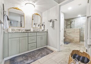 Combined shower/tub, hair dryer, towels