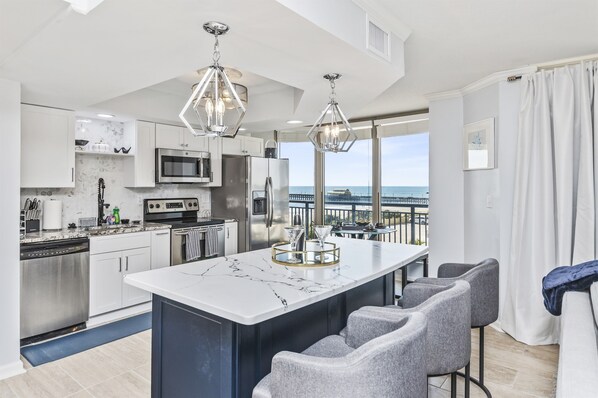 Jääkaappi, mikroaaltouuni, uuni, liesi