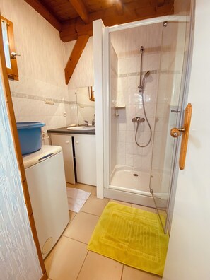 A compact bathroom with a shower, sink, and toilet. - Sunset. Unspoiled nature, beautiful views, private pool, pond in the Périgord Noir (Badefols-d'Ans)