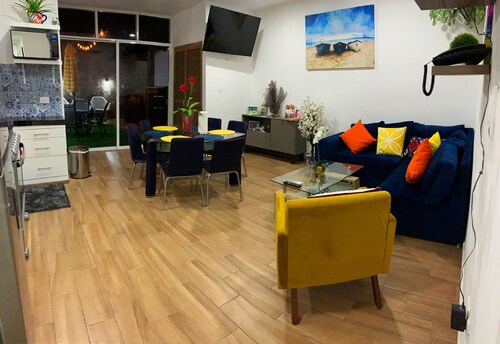 Chic Modern Retreat: 3 Blocks to the Beach, Near Premier Kitesurfing Schools