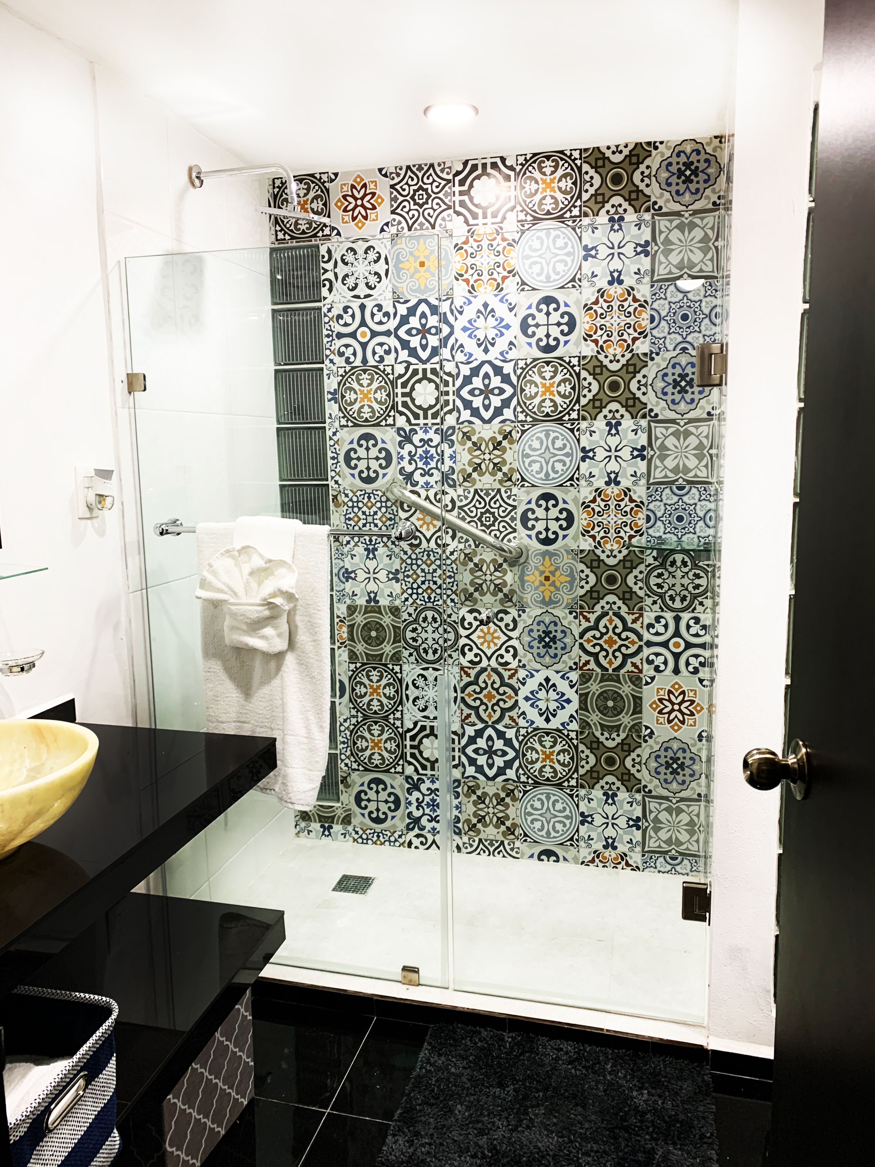 Douche, séchoir à cheveux, serviettes fournies, papier de toilette