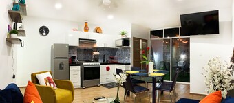 Chic Modern Retreat: 3 Blocks to the Beach, Near Premier Kitesurfing Schools