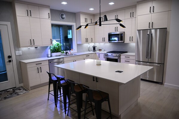 Jääkaappi, mikroaaltouuni, uuni, liesi