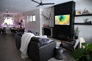 Älytelevisio, takka, videopelejä, stereot