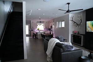 Älytelevisio, takka, videopelejä, stereot