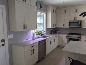 Kjøleskap, mikrobølgeovn, ovn og kokeplater