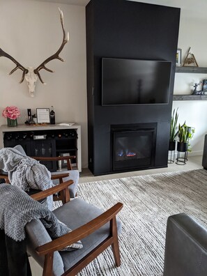 Älytelevisio, takka, videopelejä, stereot