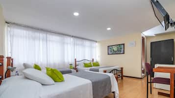 Ropa de cama hipoalergénica, minibar y escritorio