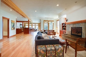 Smart TV, fireplace, books, stereo - Riverfront LUXE- Private Waterfront Retreat, 4 Fireplaces, Salt Hot Tub, Dock (Bend)