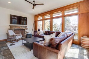 Smart TV, fireplace, books, stereo - Riverfront LUXE- Private Waterfront Retreat, 4 Fireplaces, Salt Hot Tub, Dock (Bend)