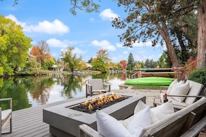 Terrace/patio - Riverfront LUXE- Private Waterfront Retreat, 4 Fireplaces, Salt Hot Tub, Dock (Bend)