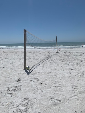 Beach nearby, sun-loungers, beach towels