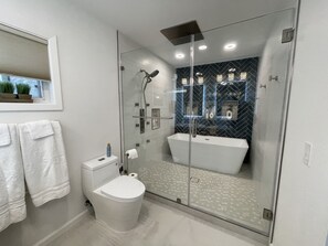 Shower, hair dryer, towels, soap - Perfect Lakefront Getaway for Relaxation and Fun (Penn Valley)