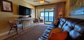 Smart TV, DVD player - Gulf Tower 10B -Beach Front 2 bedrm ,Direct Gulf View, pool, On The Beach! WIFI (Gulf Shores)