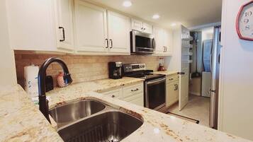 Een koelkast, een microgolfoven, een oven, een kookplaat