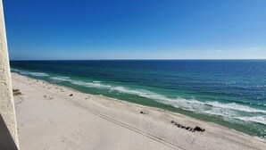 Une plage offrant une vue dégagée sur l’océan et bordée d’un rivage sablonneux.