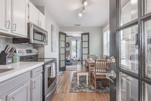 Fridge, microwave, oven, stovetop - Palma Ceia | SOHO | Pet Friendly | Parking | Apt 2 (Tampa)