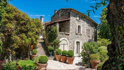 Comfortable studio in Provencal farmhouse with pool & spa